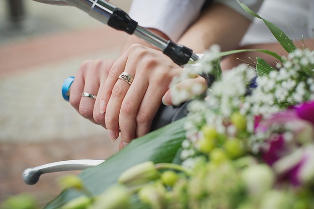 花と結婚指輪