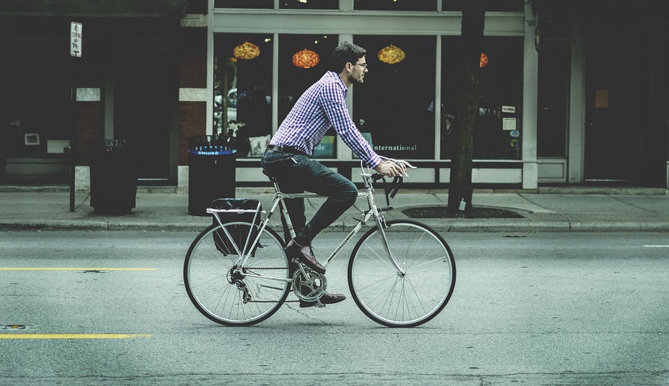 自転車に乗る男性
