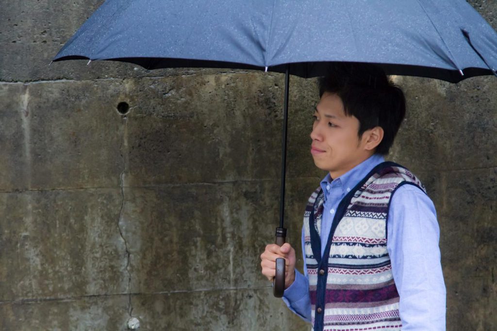 傘を持つ男性